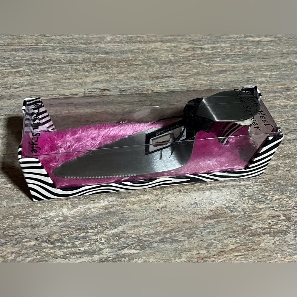 NIB Wild Eye Designs Elegant Stylish Silver and Black and White Cake Server